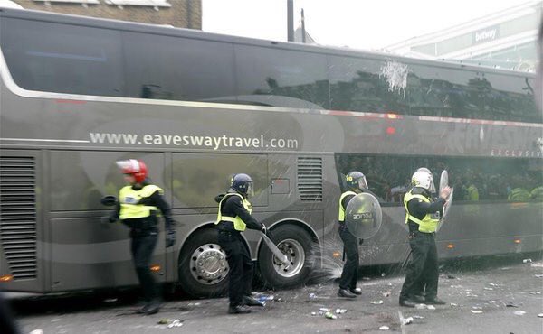 വൈകിയെത്തിയതിന് വെസ്റ്റ്ഹാം ആരാധകര്‍ മാഞ്ചസ്റ്ററിൻെറ ടീം ബസ് ആക്രമിച്ചു